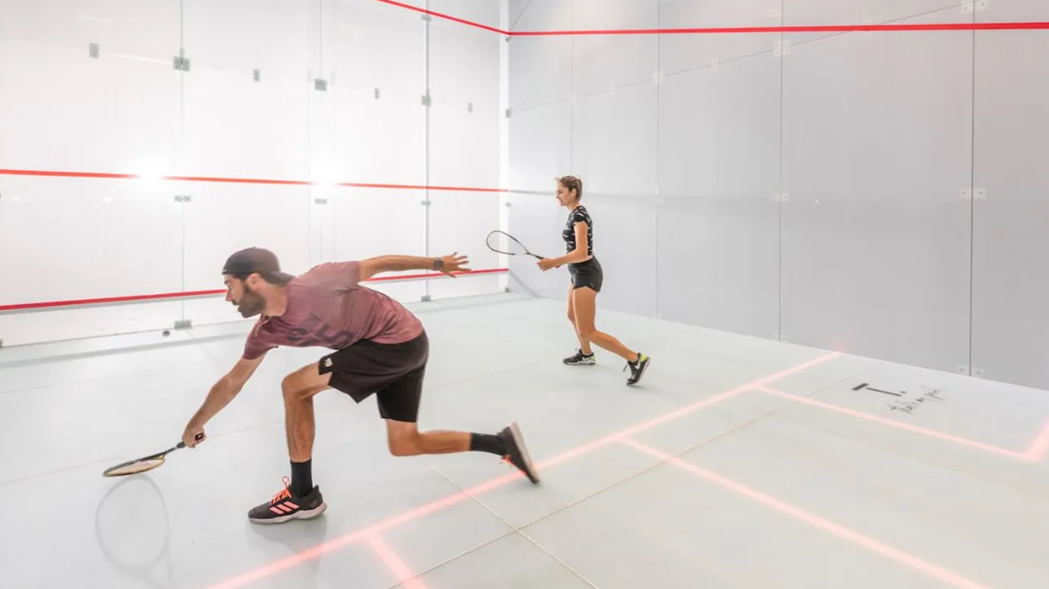 https://syndika.co/wp-content/uploads/2023/09/Tpoint-The-Worlds-First-Smart-Outdoor-Squash-Court4.jpg
